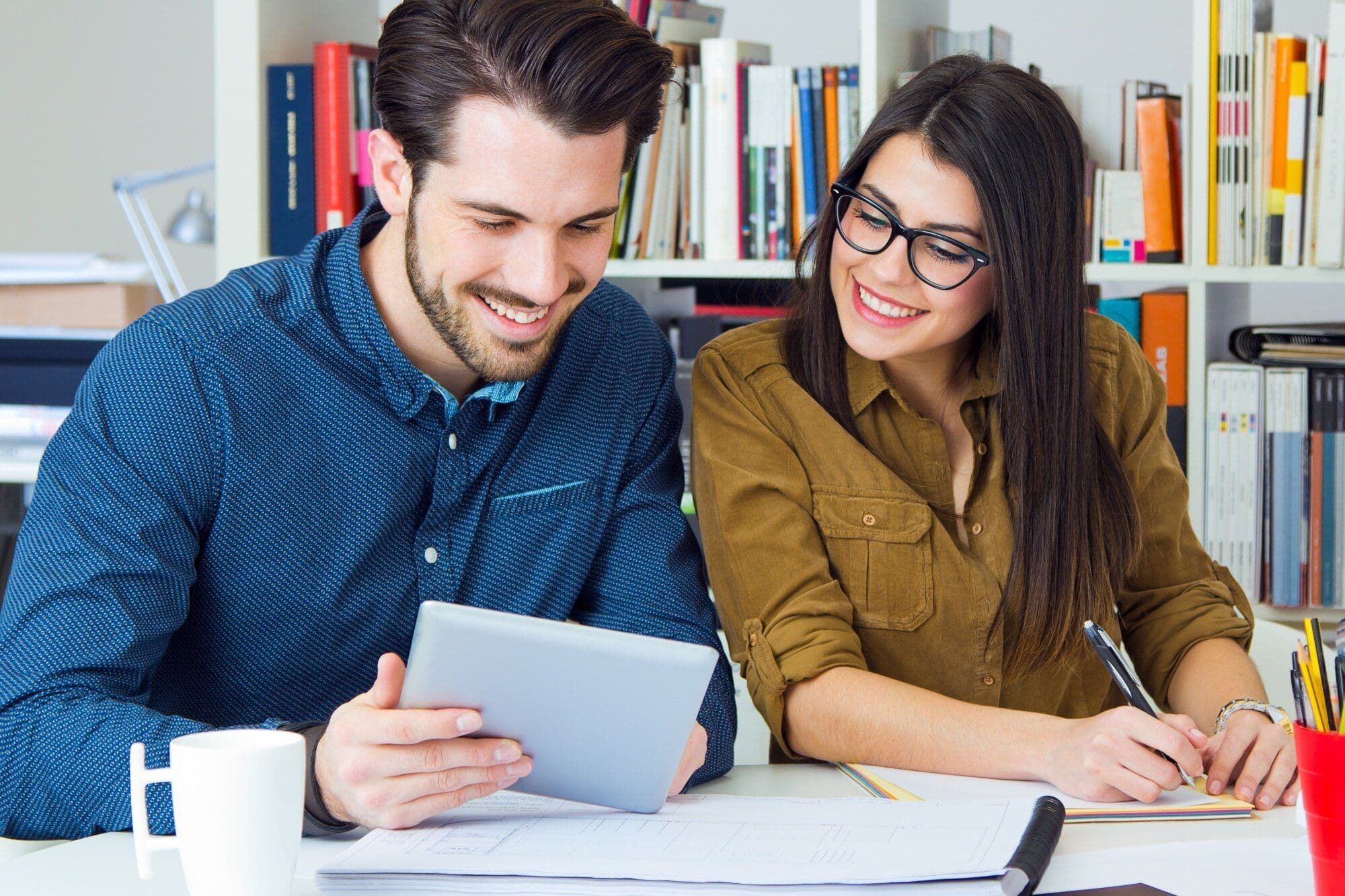 conversation-woman-office-happy-professionals_1301-1582
